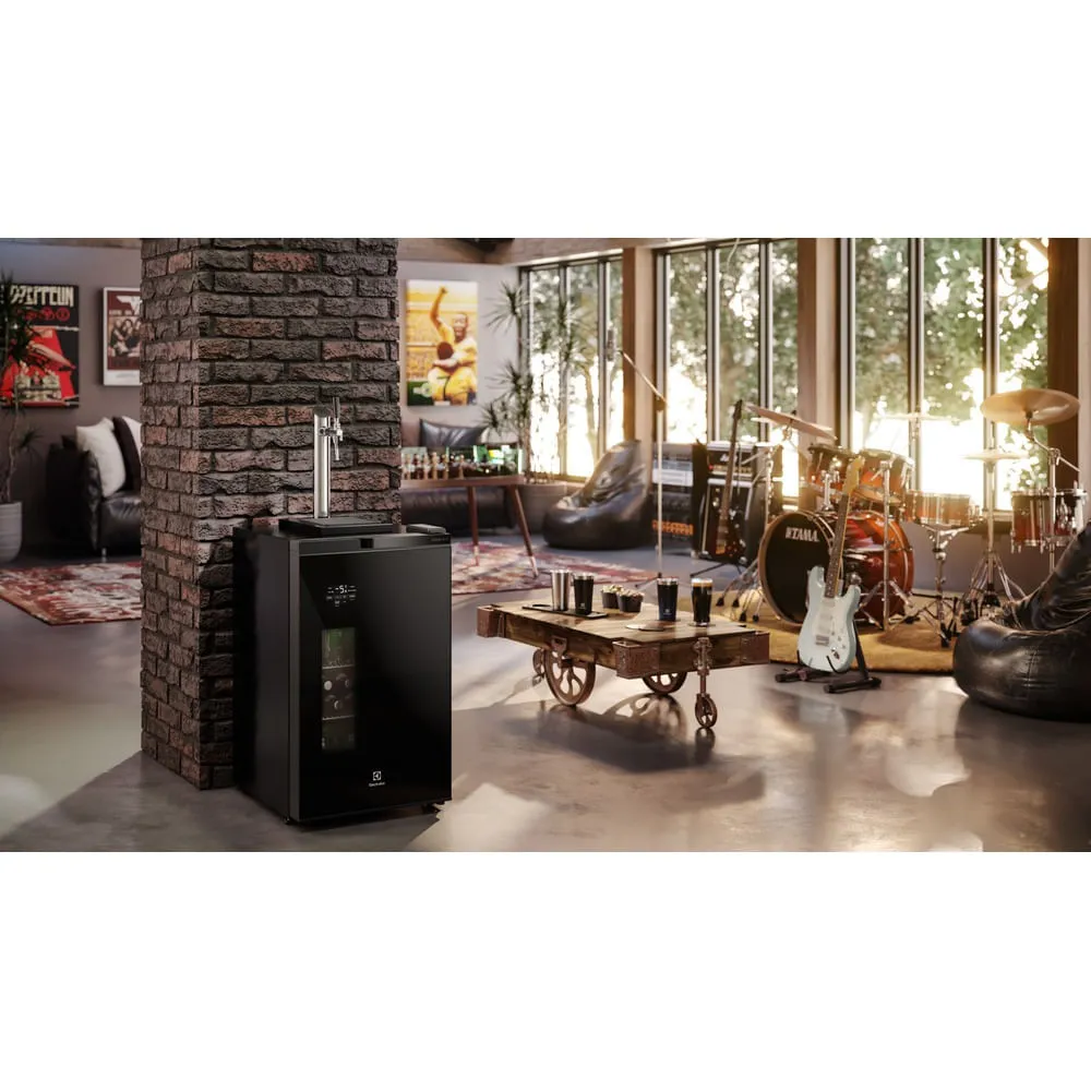 Cervejeira Home Bar Electrolux Frost Free 100L com Torre de Chopp e Barril Mini Keg 5L (EB10K)